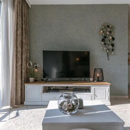 Apartment Huswell - For 6 Person In With Parking Knokke-Heist